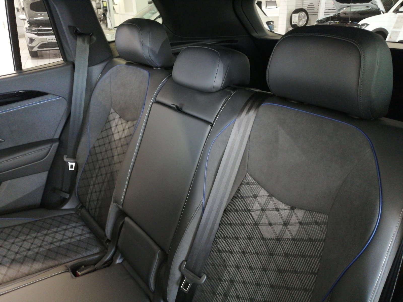 Tayron R-Line 2.0 l TDI 4MOTION DSG ,PANO,R Line