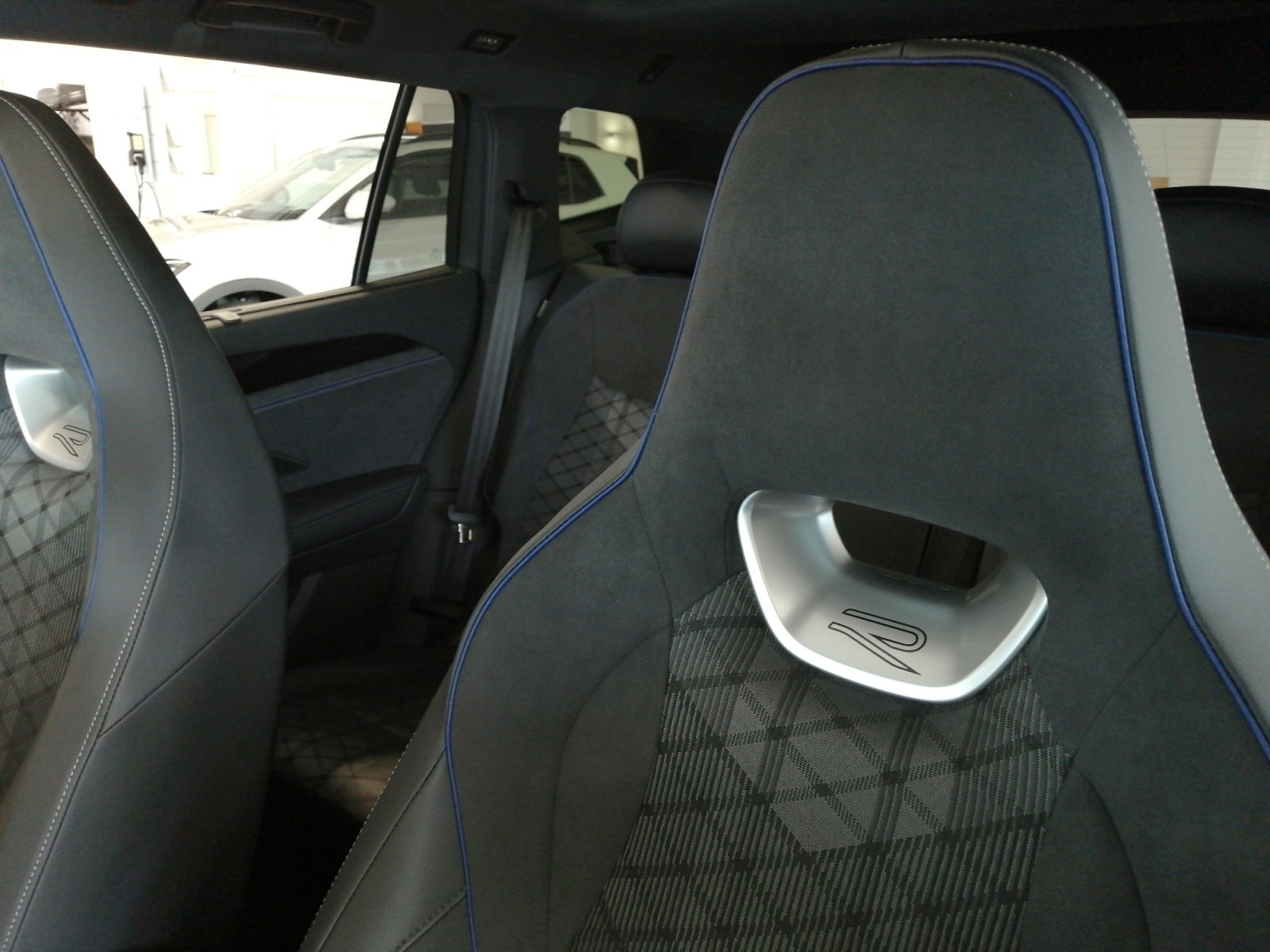 Tayron R-Line 2.0 l TDI 4MOTION DSG ,PANO,R Line