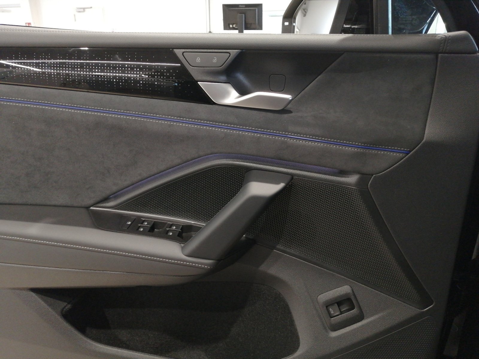 Tiguan R-Line 1.5 l eTSI OPF DSG 360,HUD,Kam.