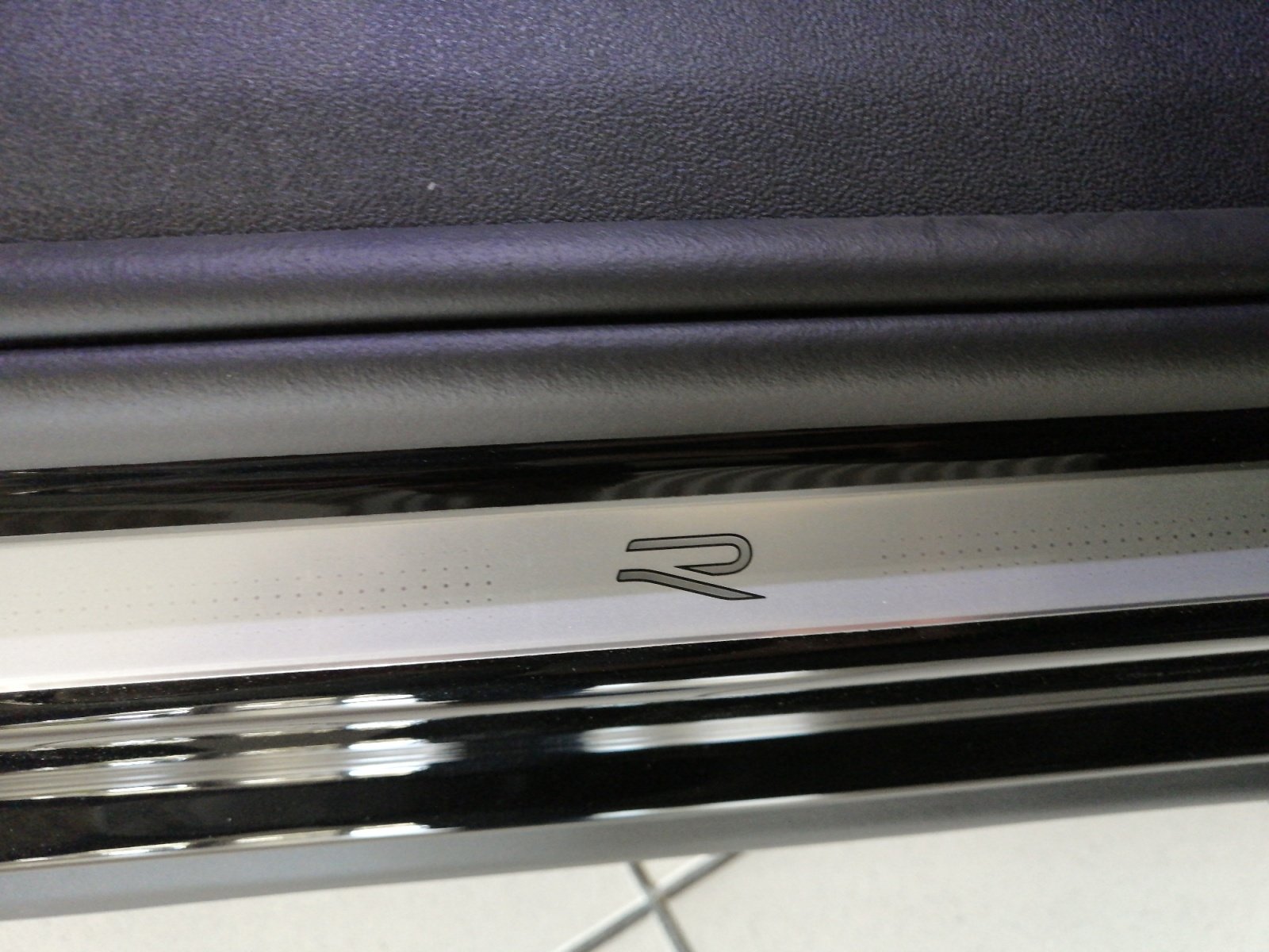 Tiguan R-Line 1.5 l eTSI OPF DSG 360,HUD,Kam.