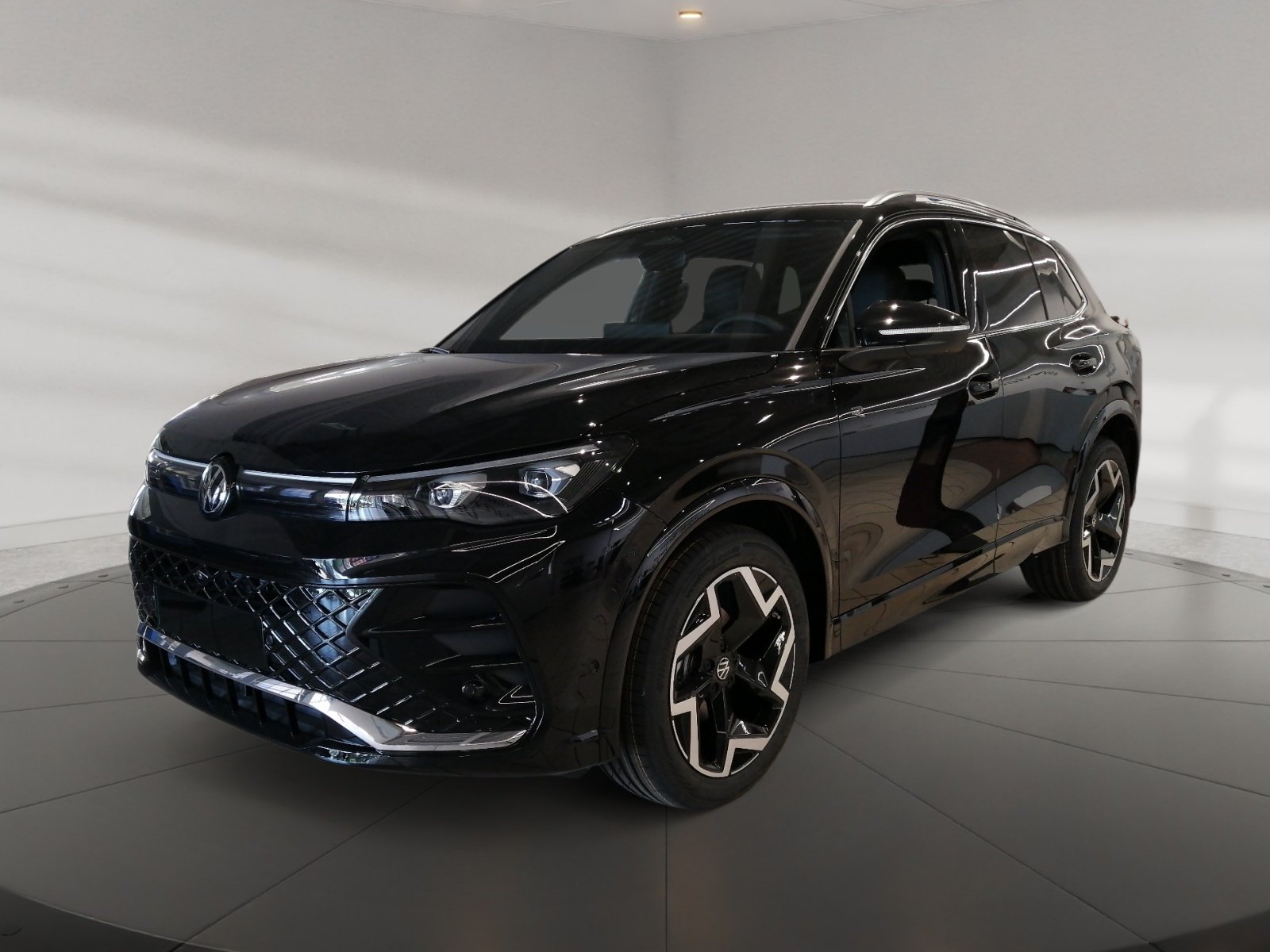 Tiguan R-Line 1.5 l eTSI OPF DSG 360,HUD,Kam.