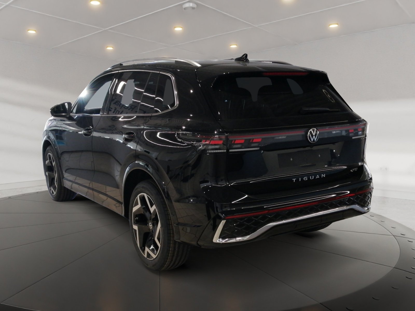 Tiguan R-Line 1.5 l eTSI OPF DSG 360,HUD,Kam.