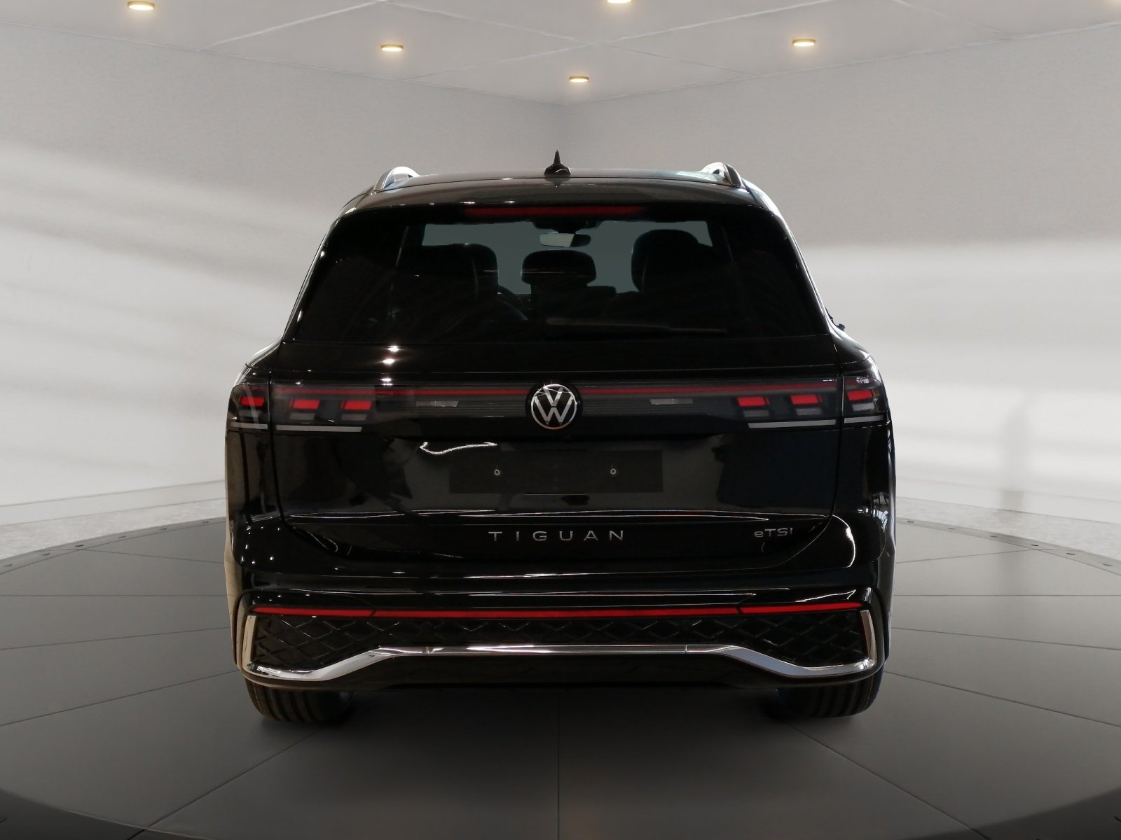 Tiguan R-Line 1.5 l eTSI OPF DSG 360,HUD,Kam.