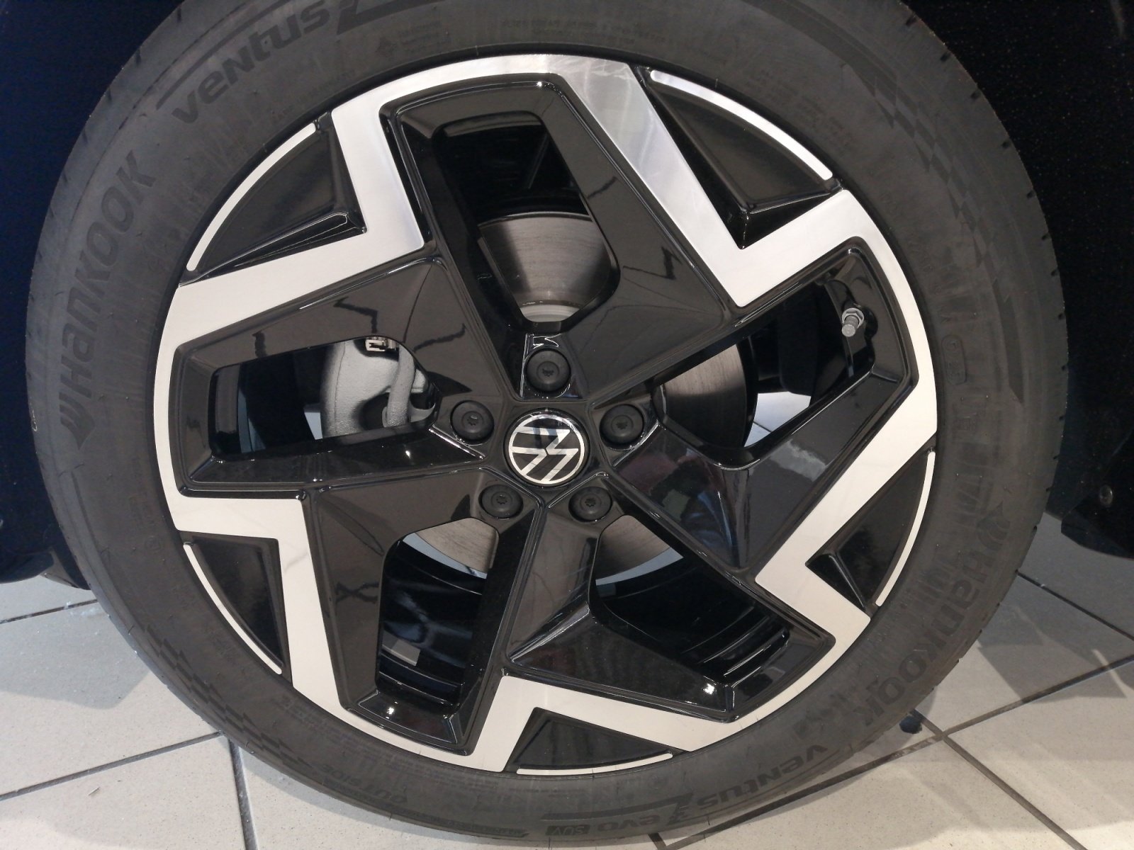 Tiguan R-Line 1.5 l eTSI OPF DSG 360,HUD,Kam.