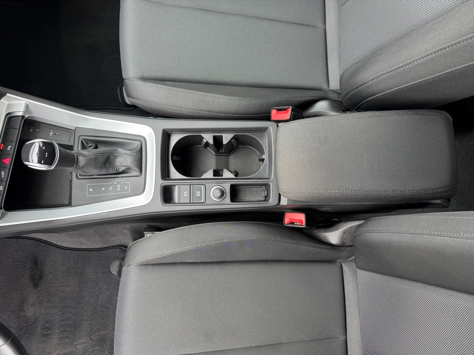 Q3 TFSIe 180(245)  S tronic 45 TFSI e 180(245)  S tronic