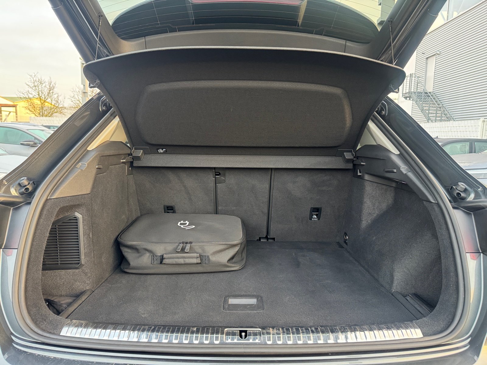 Q3 TFSI e S line 45 TFSI e 180(245)  S tronic