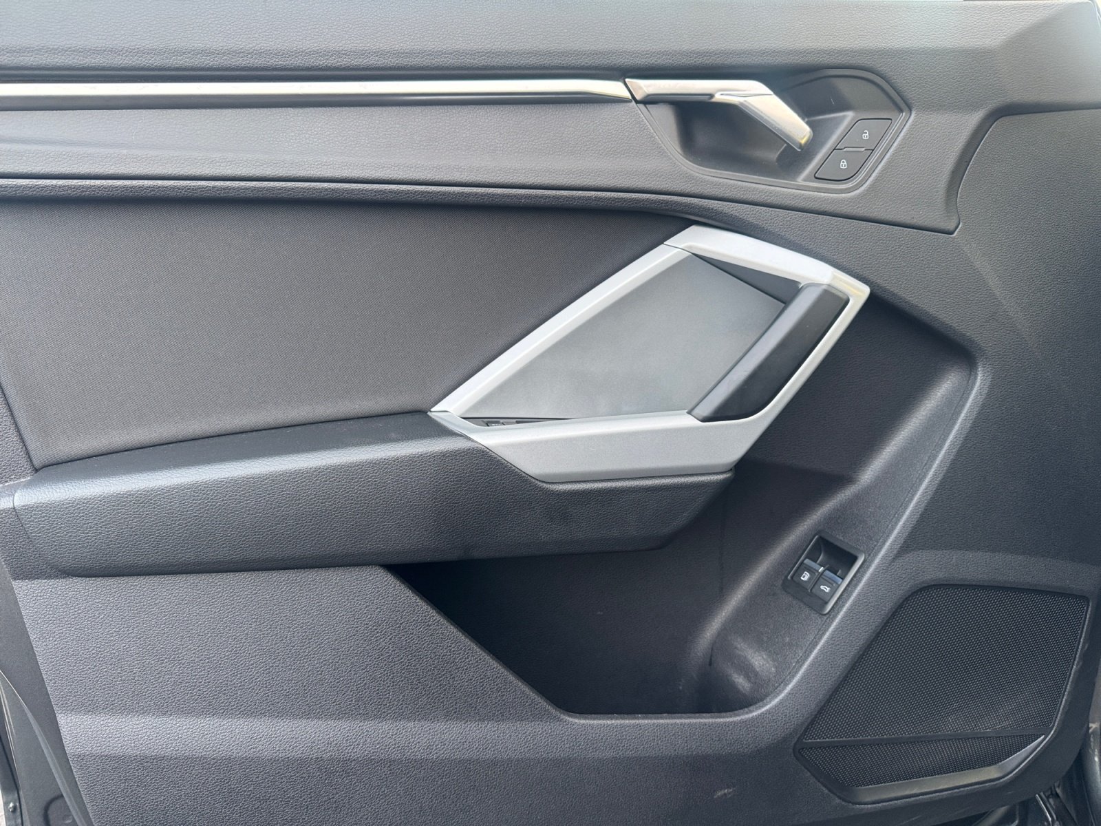 Q3 TFSI e S line 45 TFSI e 180(245)  S tronic