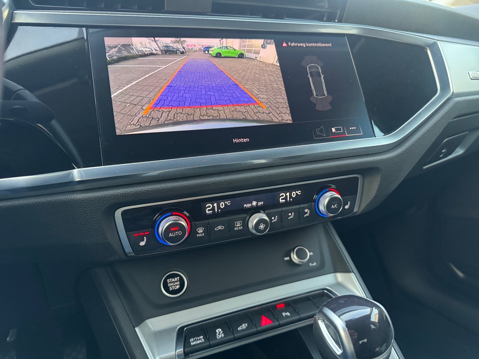 Q3 TFSI e S line 45 TFSI e 180(245)  S tronic