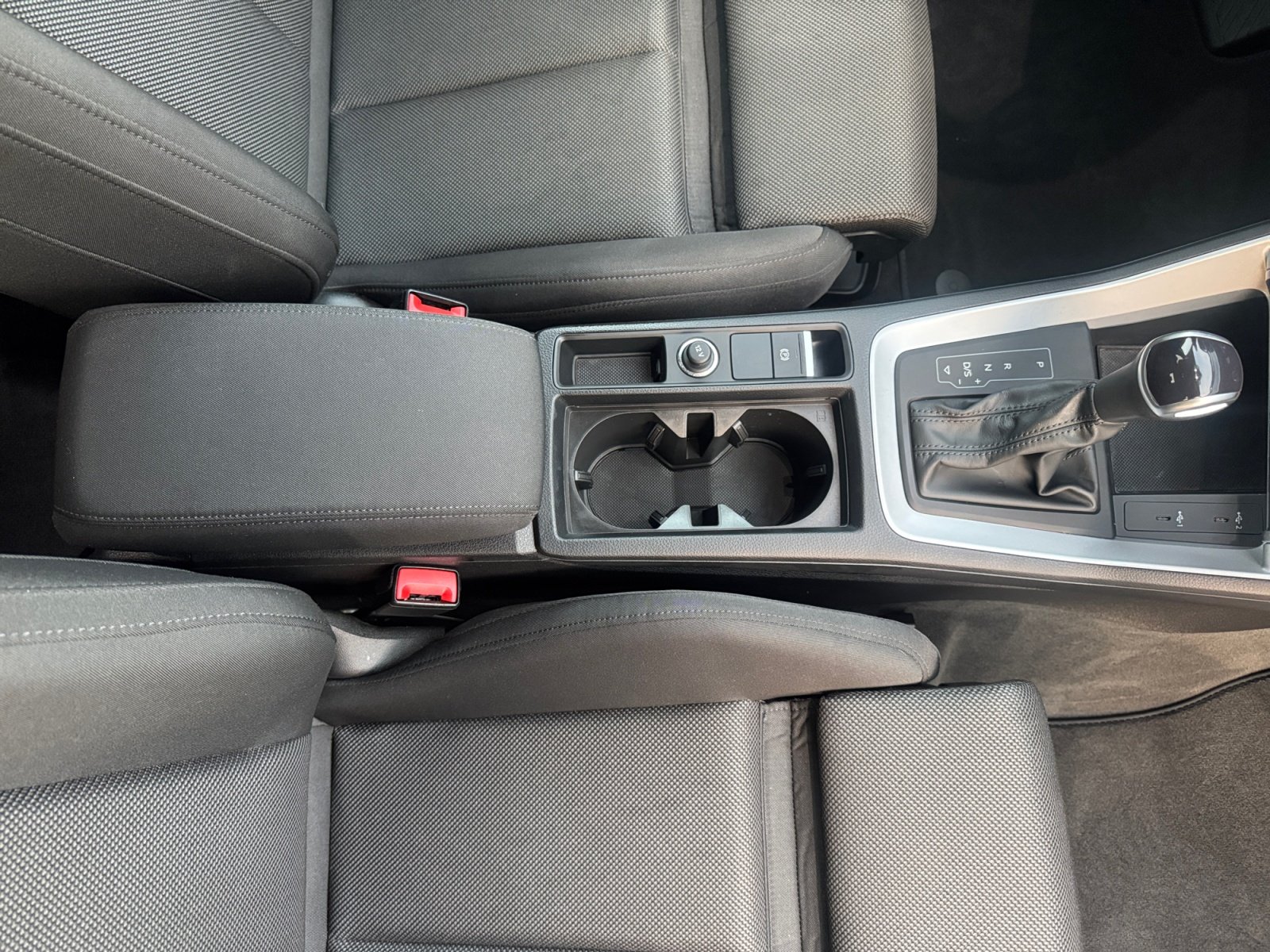 Q3 TFSI e S line 45 TFSI e 180(245)  S tronic