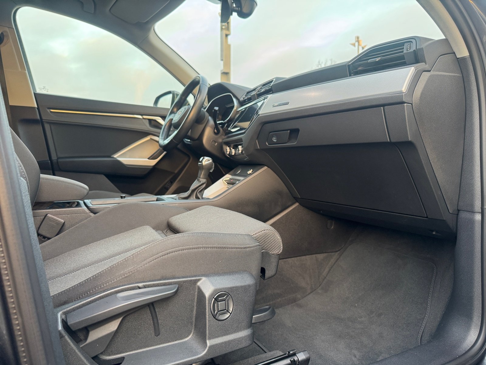 Q3 TFSI e S line 45 TFSI e 180(245)  S tronic