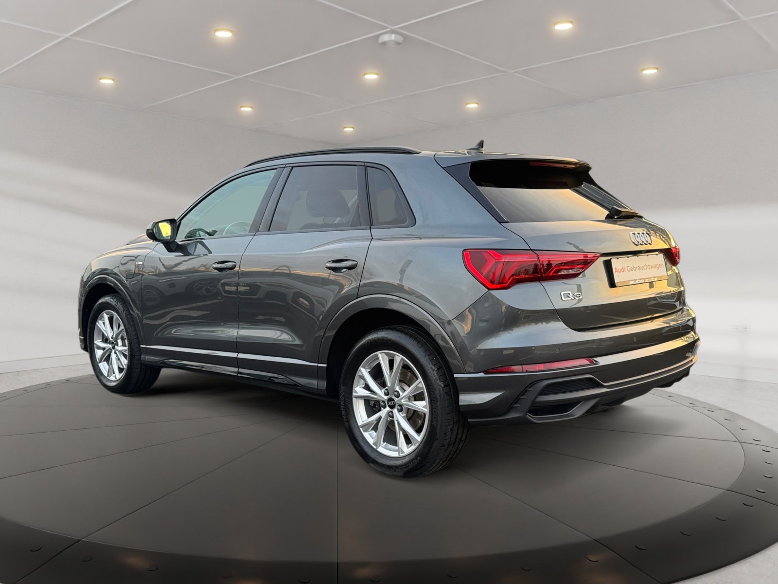 Q3 TFSI e S line 45 TFSI e 180(245)  S tronic