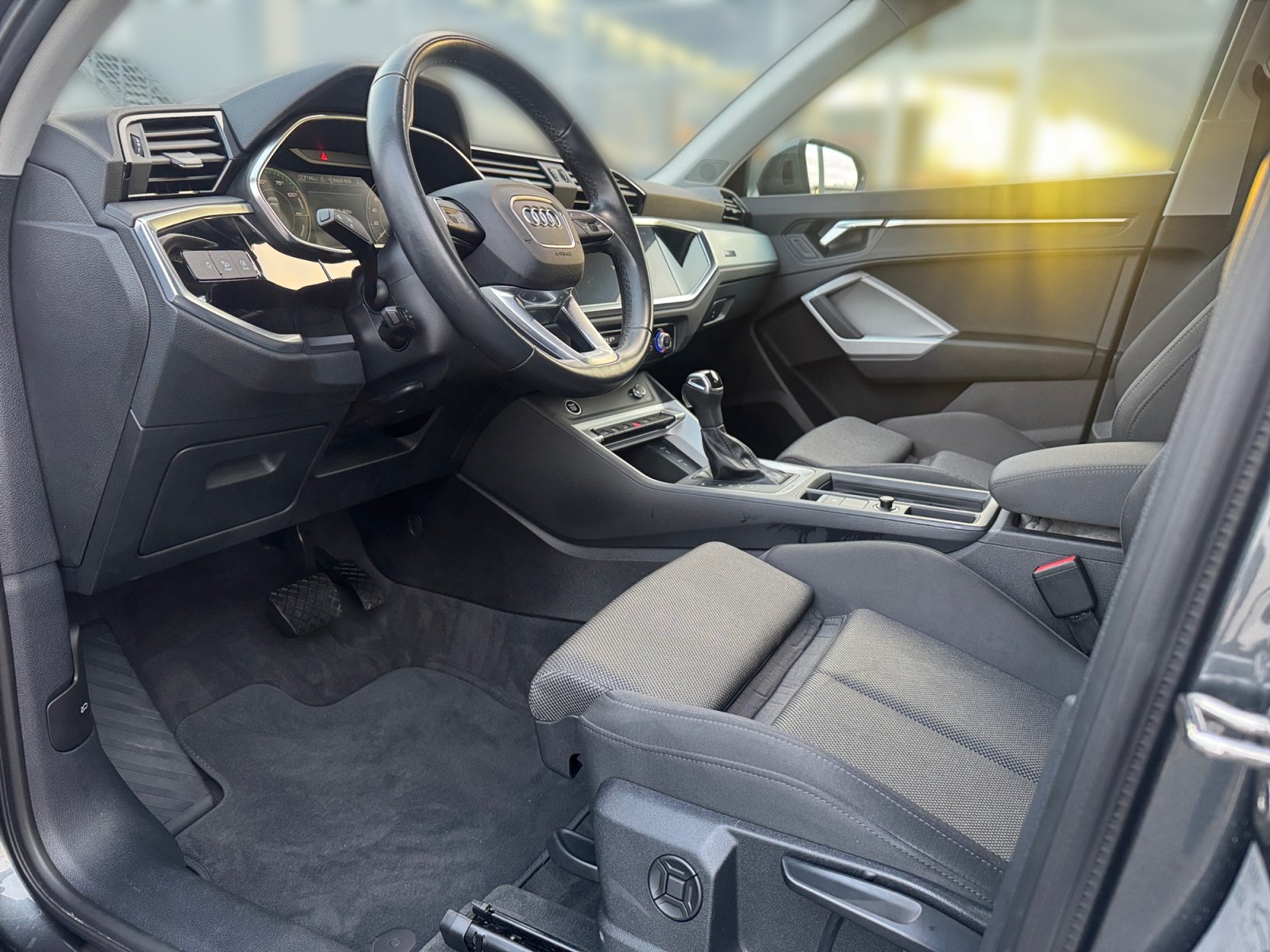 Q3 TFSI e S line 45 TFSI e 180(245)  S tronic