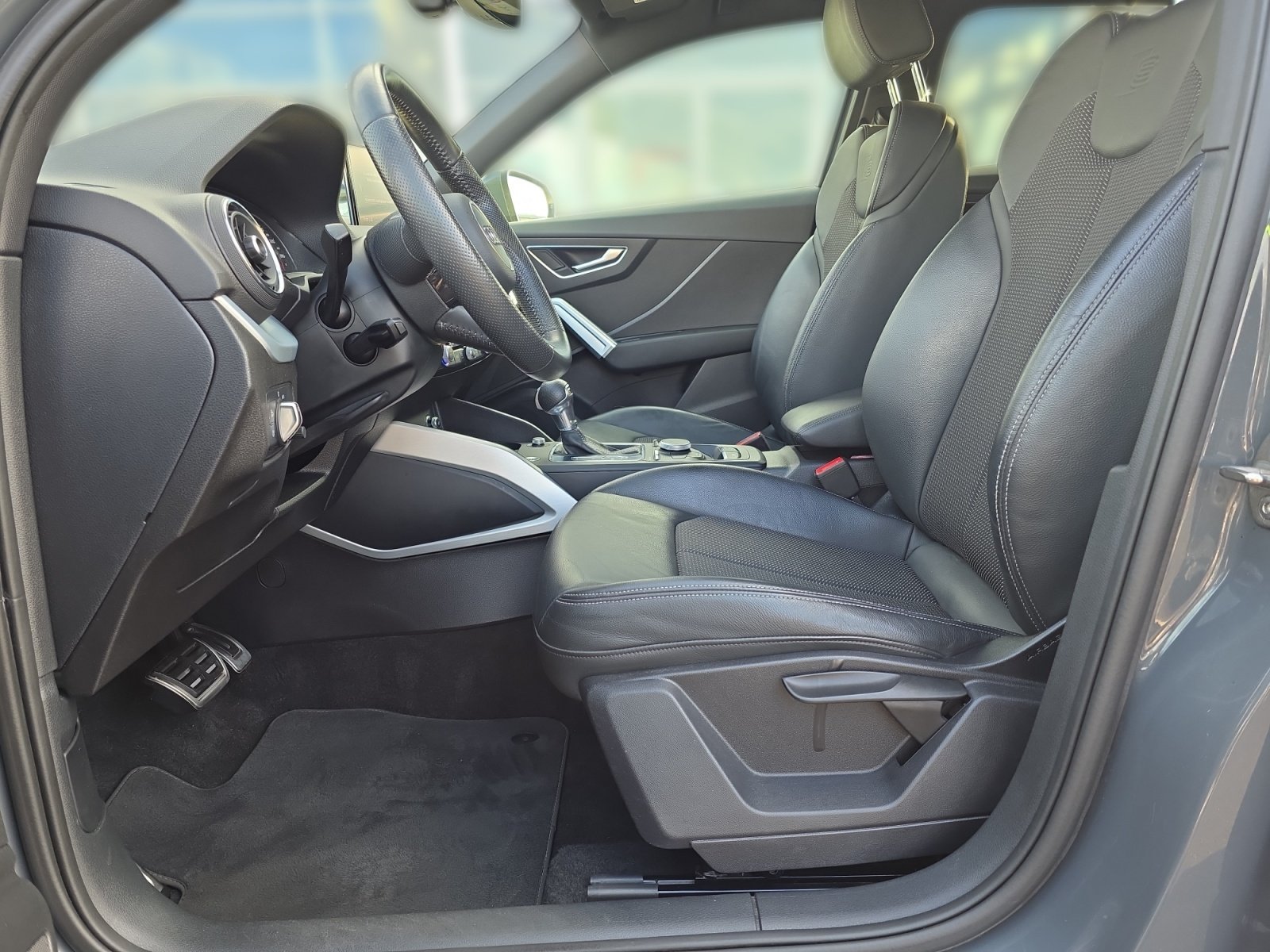 Q2 35TFSI S tronic S Line,PDC,LED,Navi,AUT,LM