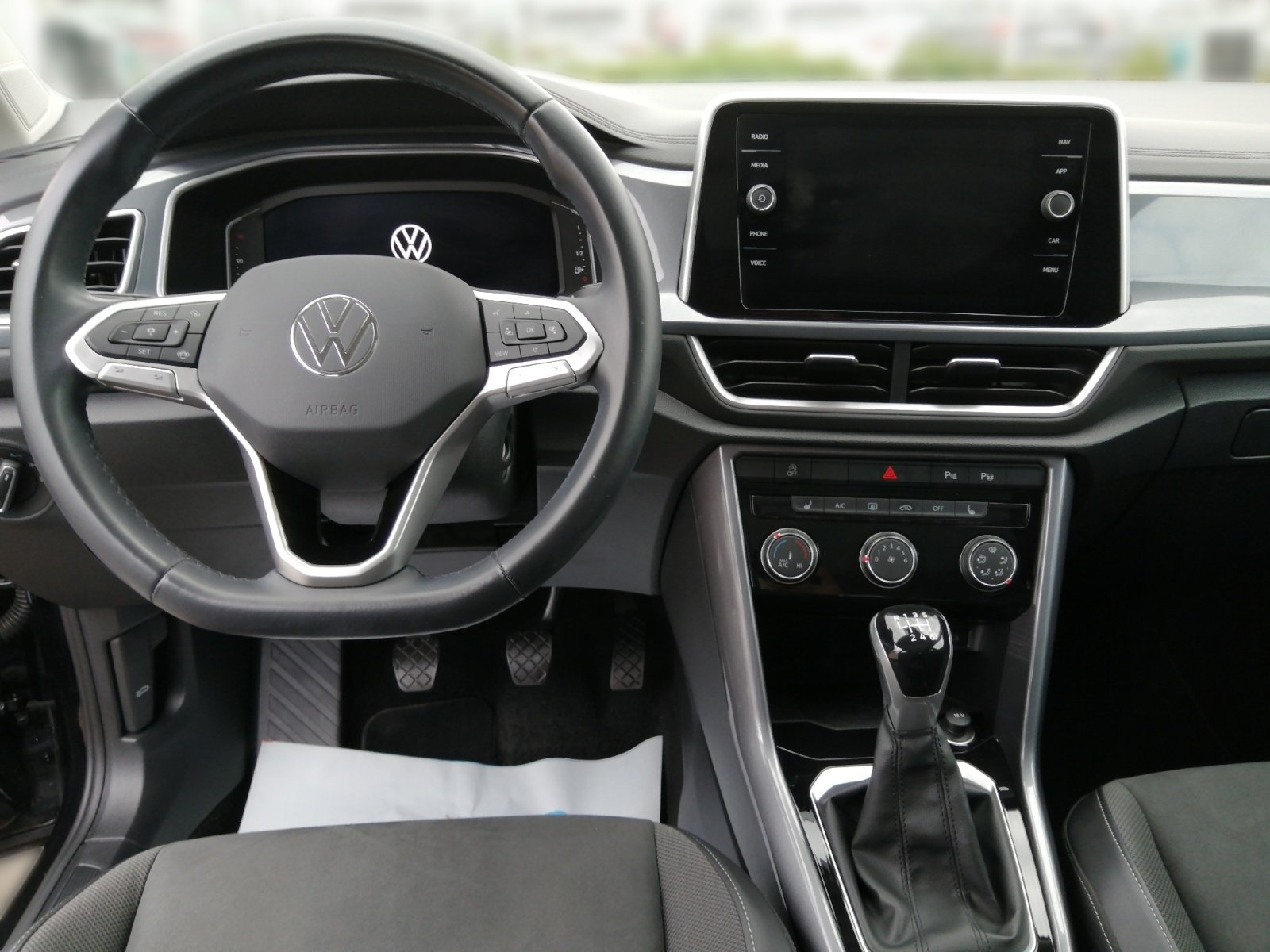 T-Roc 1.0TSI STYLE Kam.,PANO,PDC,Virtual,ACC,LED