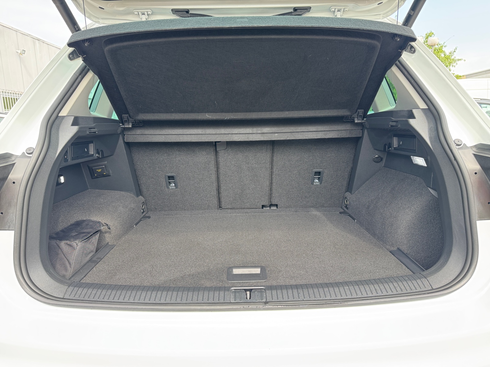 Tiguan Elegance 1.5TSI DSG AHK NAVI ASSISTENZ PLUS KAM