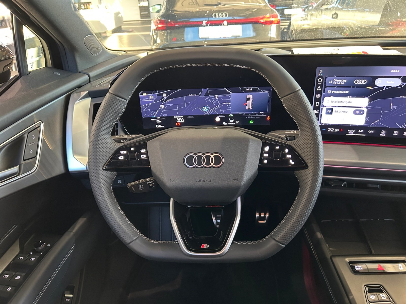 Q4 SUV e-tron performance 210 kW S Line,HUD,ACC