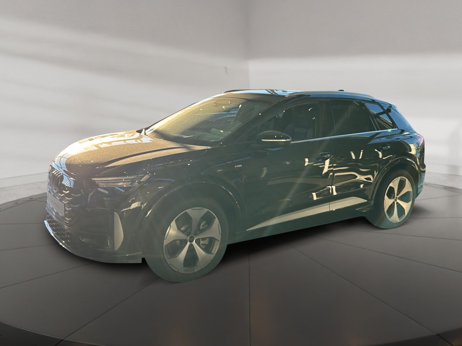 Q4 SUV e-tron performance 210 kW S Line,HUD,ACC