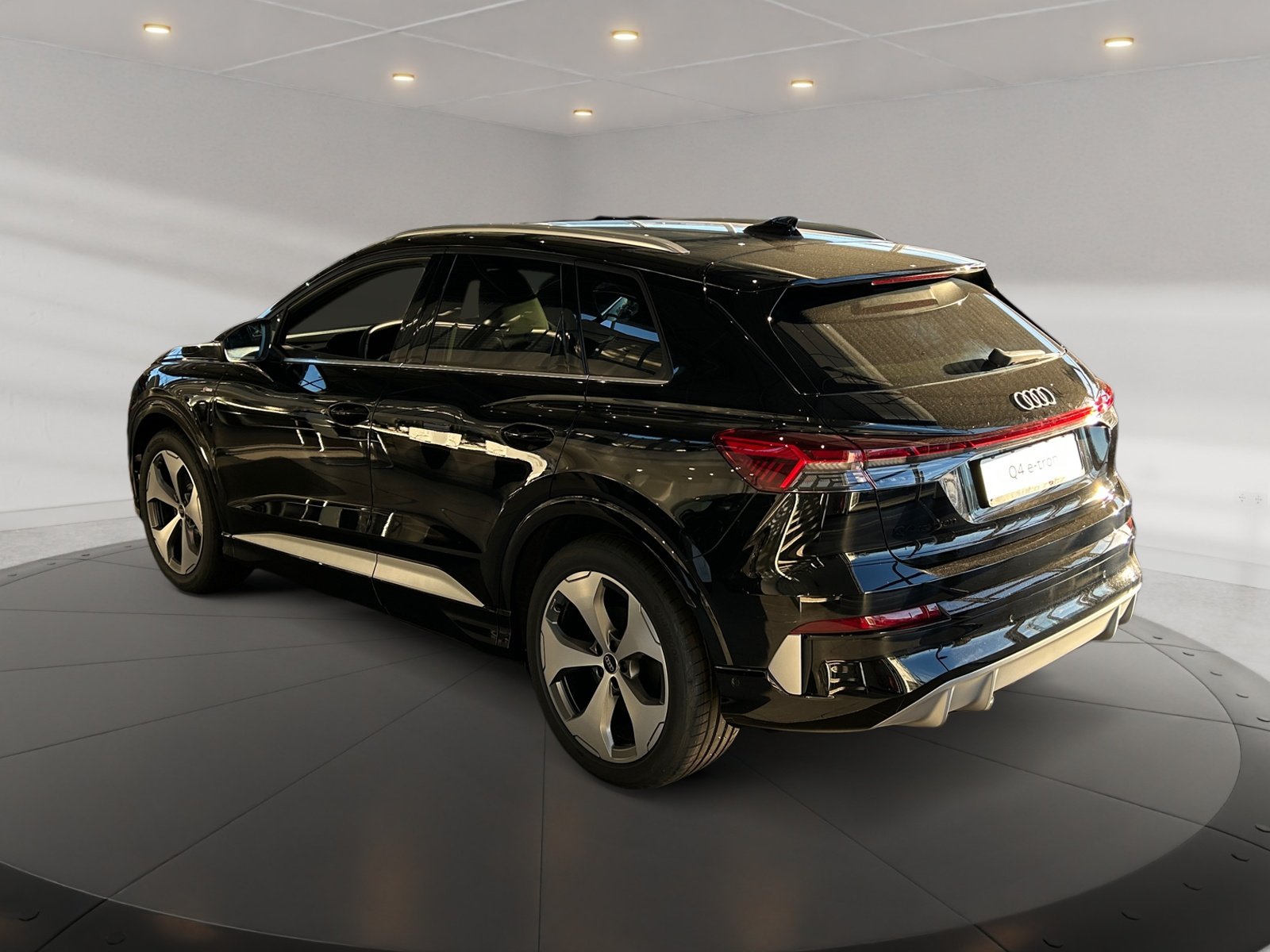 Q4 SUV e-tron performance 210 kW S Line,HUD,ACC