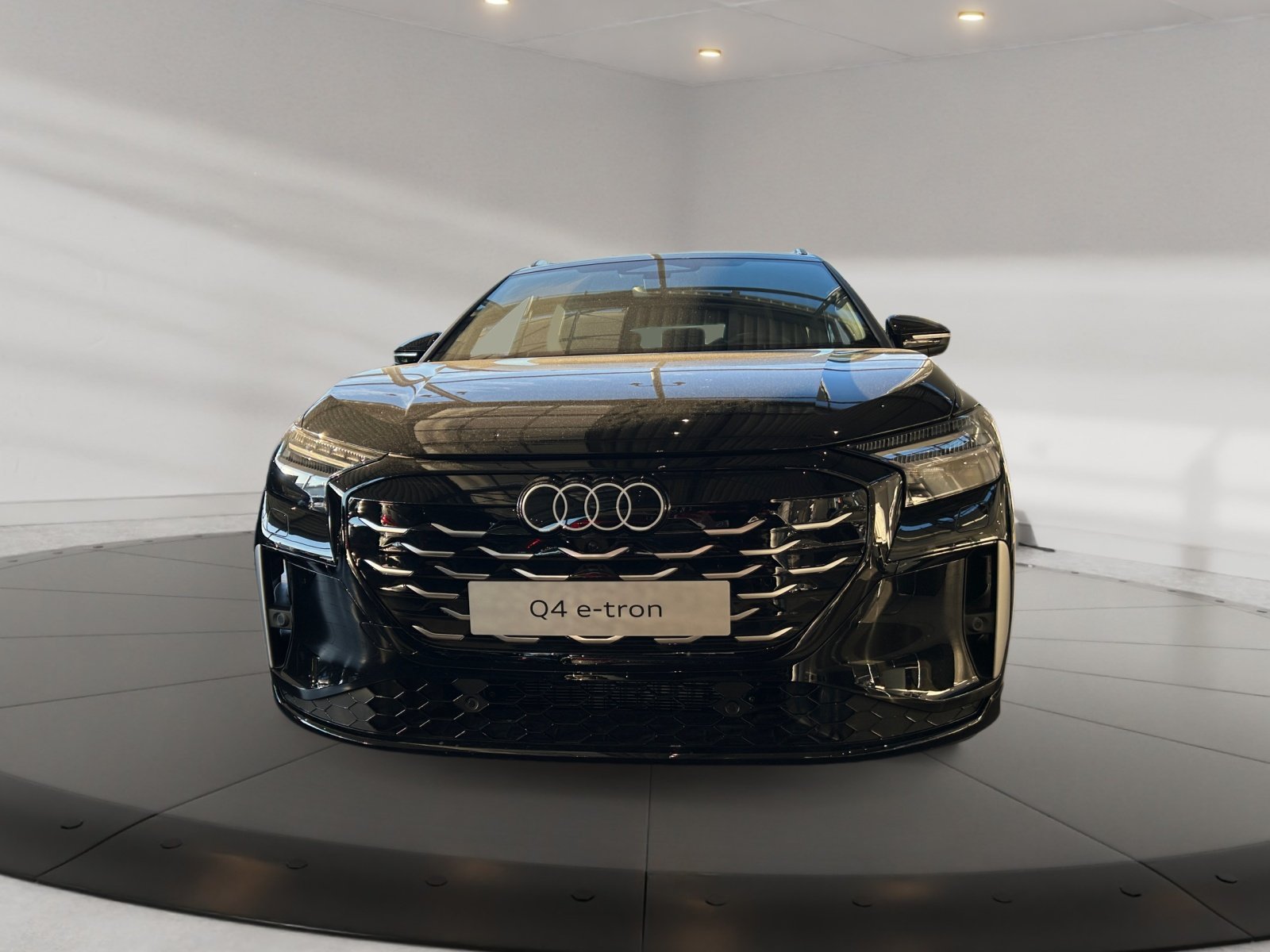 Q4 SUV e-tron performance 210 kW S Line,HUD,ACC